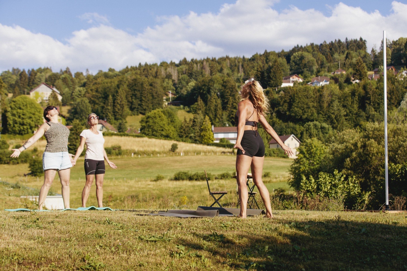 Échauffement en petit groupe avant un cours de pole dance en plein air dans le Doubs