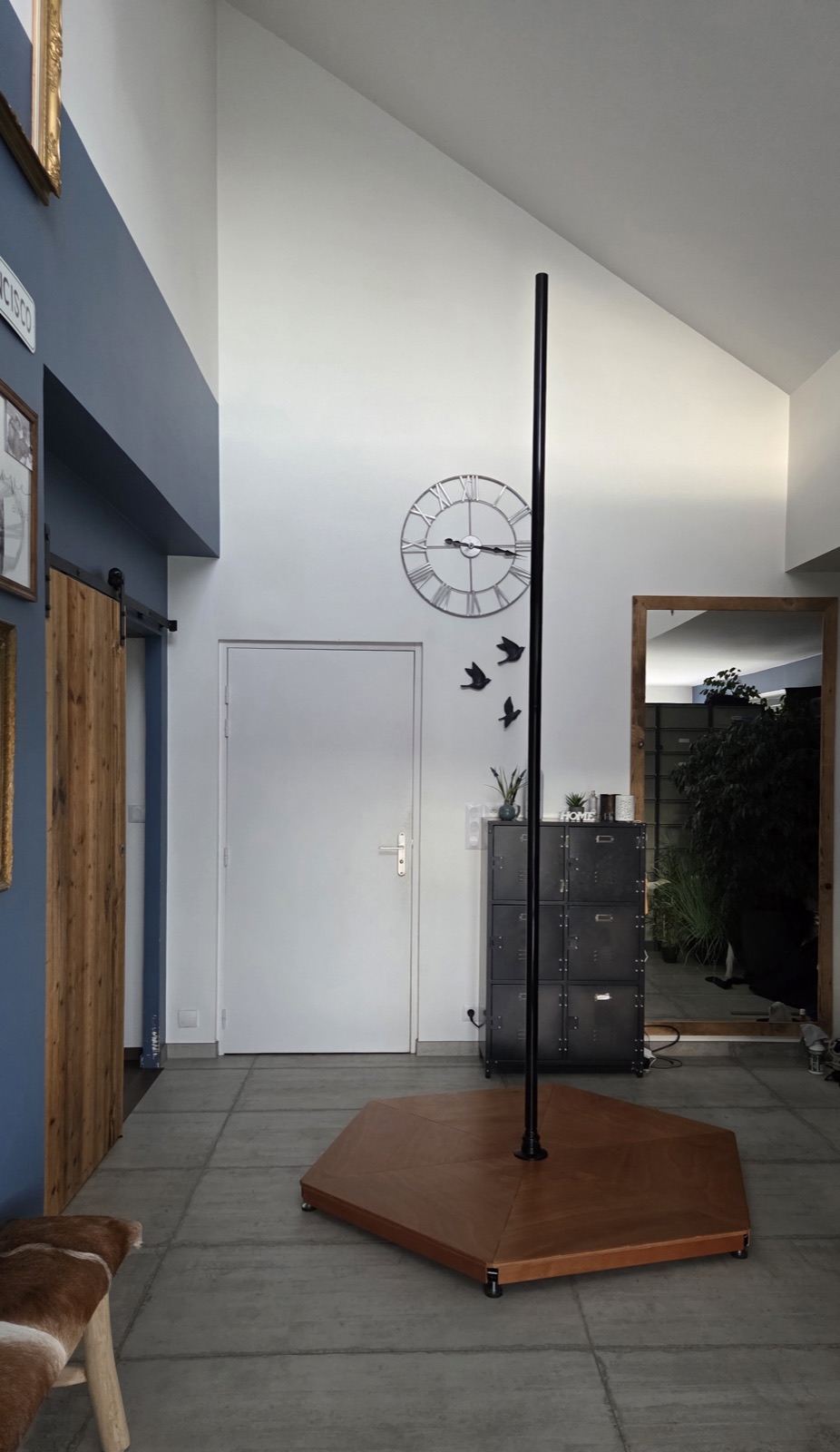 Espace intérieur de repli, avec barre de pole dance sur plateforme mobile
