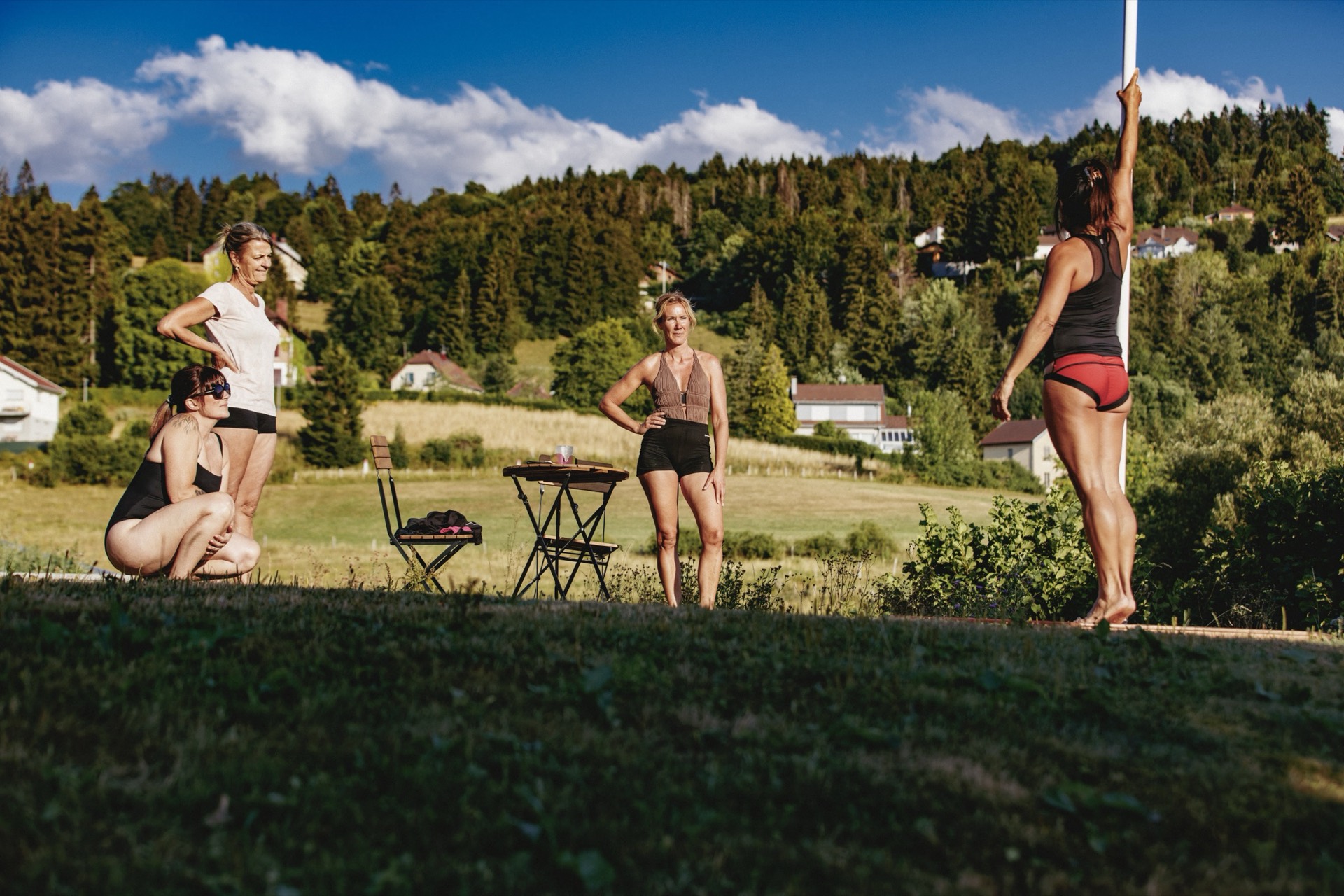 Cours de pole dance en extérieur aux alentours du lac Saint-Point : barre installée dans un jardin face aux forêts du Doubs